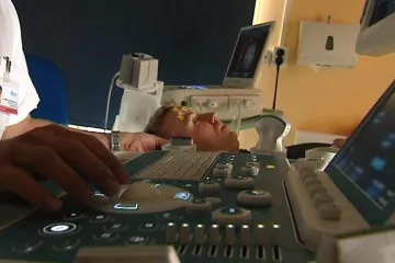 Mozková příhoda, poškození jater. Lékový ústav varuje před nežádoucími účinky léku na roztroušenou sklerózu