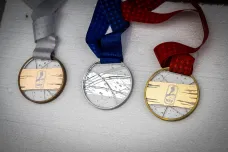 Hokejový šampionát vrcholí. Odměnou jsou medaile z českého křišťálu