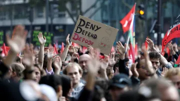 Ve Francii protestují proti vládě a možným úsporným opatřením