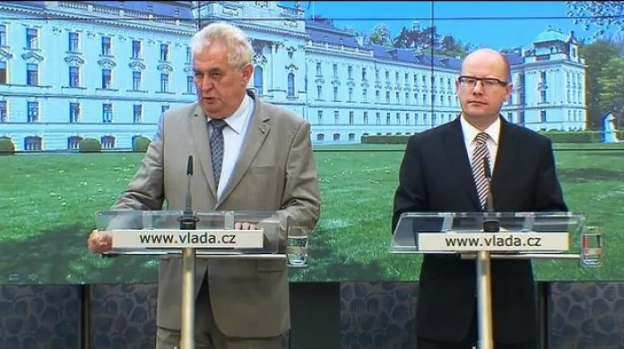 Zeman při své první návštěvě vládu hlavně chválil