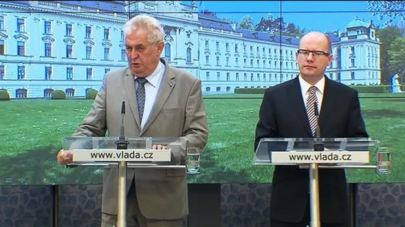 Zeman při své první návštěvě vládu hlavně chválil
