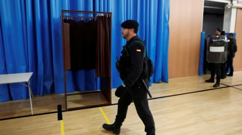 Španělská policie v hlasovací místnosti v Sant Julia de Ramis,  Autor: Juan Medina,  Zdroj: Reuters