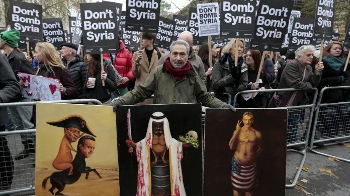 Demonstrace proti zapojení Británie do bombardování IS v Sýrii