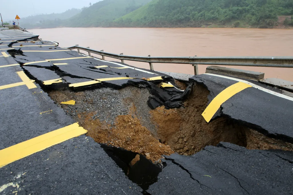 Záplavy ve Vietnamu postihly celý střed země. Velká voda si vyžádala desítky obětí a stovky osob se pohřešují