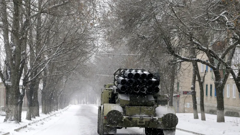 Ukrajinský raketomet Smerč v ulicích Artemivsku