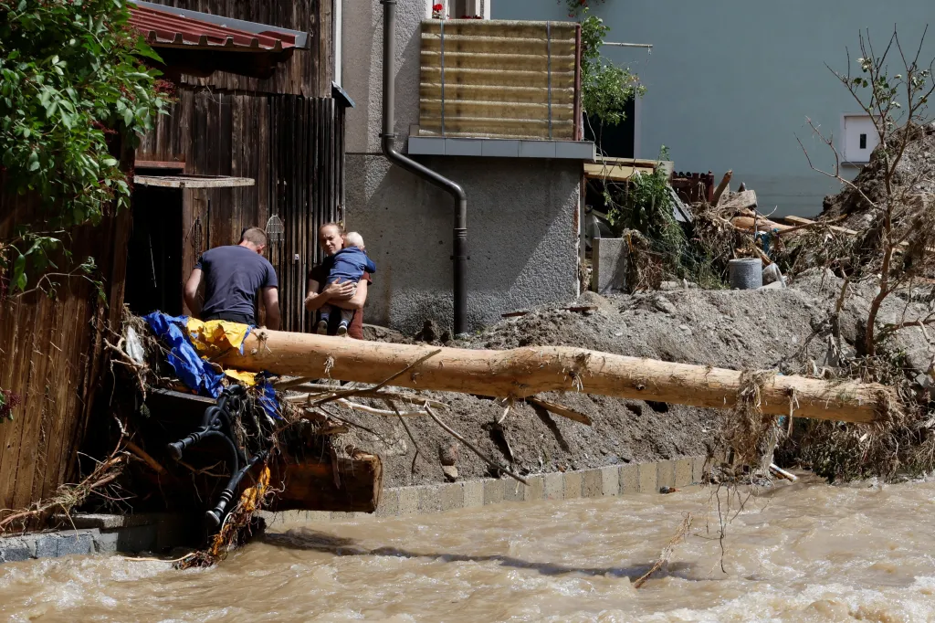 Zaplavená ulice v Črně nad Koroškem