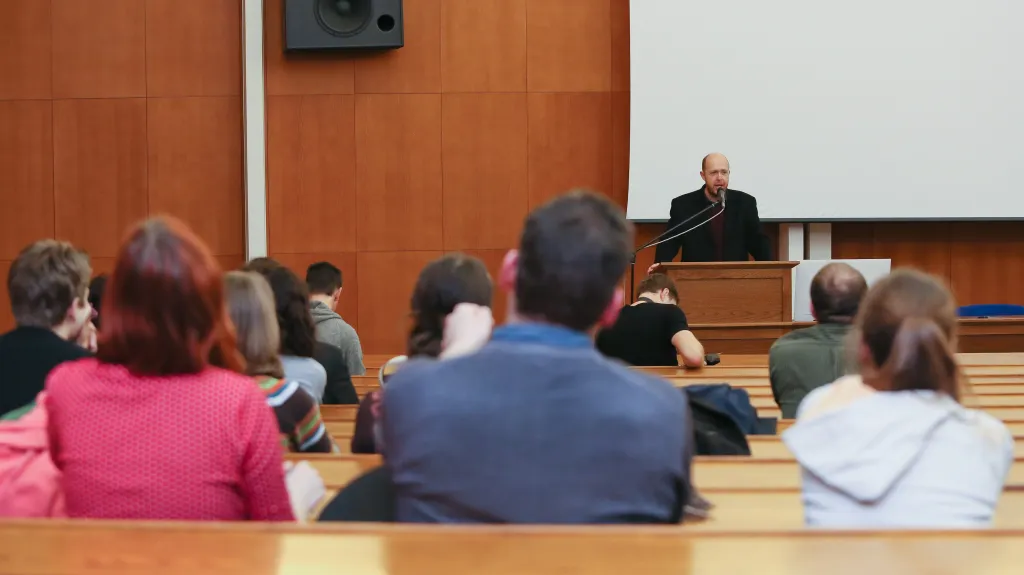 Martin C. Putna během přednášky na UK