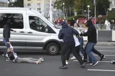 V Minsku opět demonstrovalo nejméně sto tisíc lidí, přes čtyři stovky z nich policisté zatkli