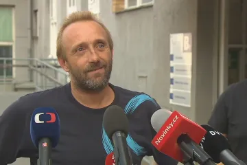 Řidič kamionu, který přežil pád mostu: Měl jsem vystrčenou ruku a mával z okýnka, že jsem naživu 