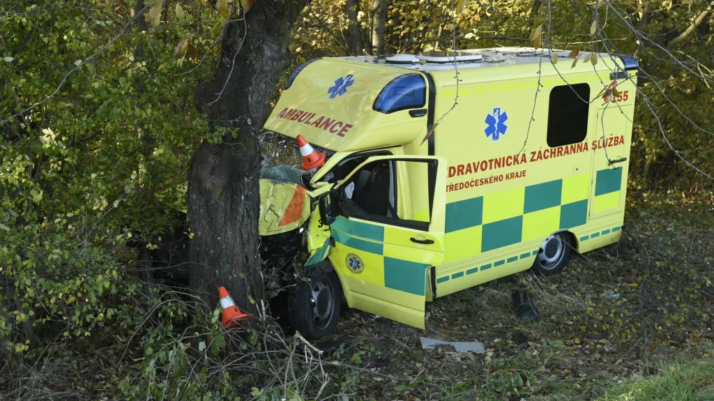 Tragická nehoda sanitky a dvou aut u Nymburka
