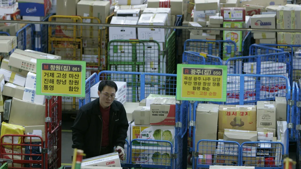 Pracovník jihokorejské pošty