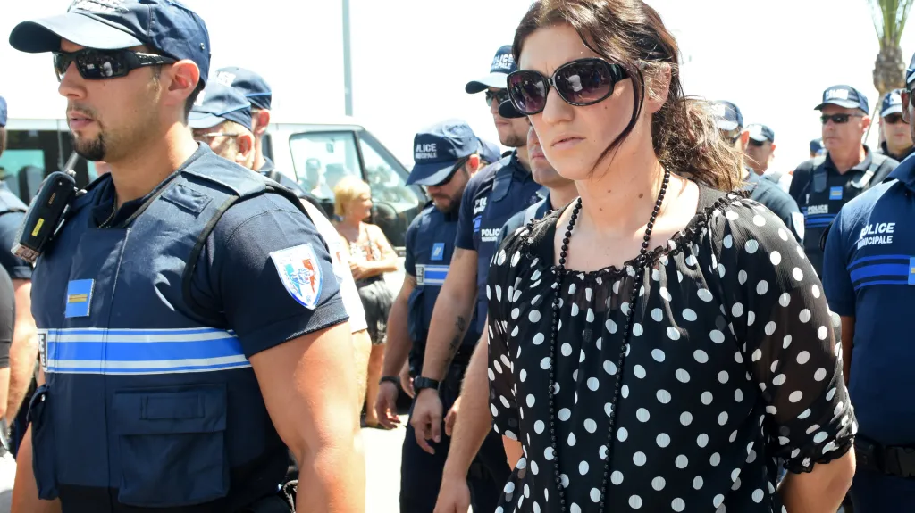 Policistka Sandra Bertinová při pietní akci za oběti útoku v Nice