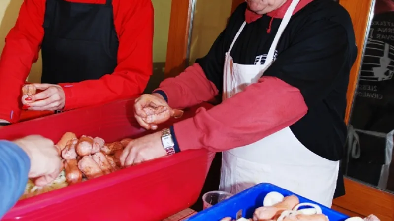 Rekord v uložení špekáčků - Žlebské Chvalovice