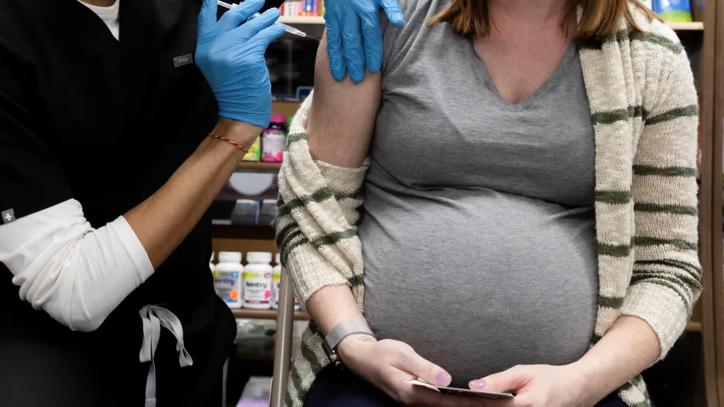 Očkování těhotné ženy v USA