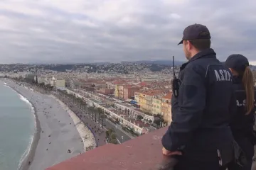 Nice při karnevalu otestovalo systém, který má rozpoznat člověka i podle 30 let staré fotografie