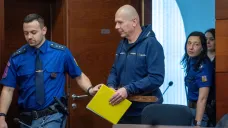 Jeden z obžalovaných Arnošt Kučera přiváděn vězeňskou službou