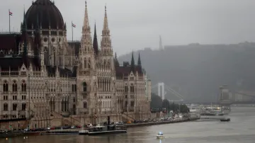 Pátrání po přeživších po potopení lodi na Dunaji v Budapešti