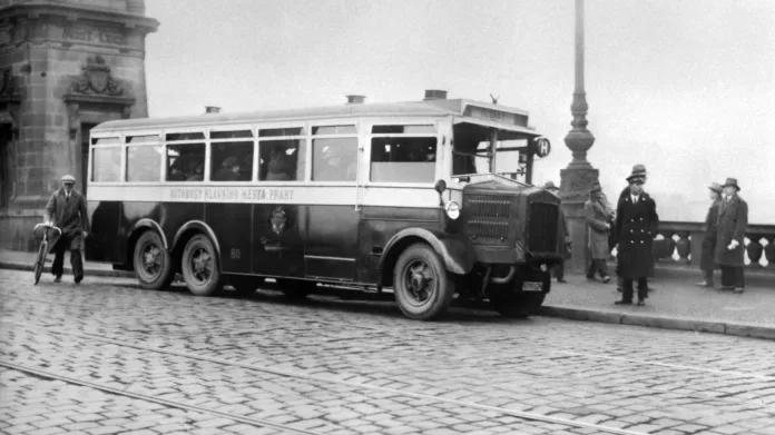 Snímek autobusu Praga na lince H z roku 1931 dokumentuje jednak dobové značení autobusových linek písmeny (používalo se do počátku 50. let), jednak levostranný provoz na počátku 30. let, ale i skutečnost, že autobusy již začaly pronikat hlouběji do centra města