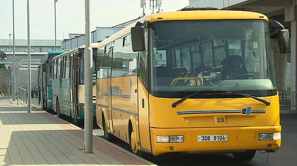 Autobus MHD ve stanici
