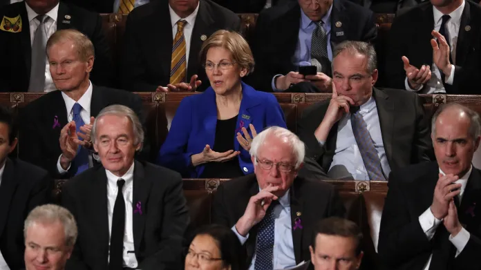 Bernie Sanders s ostatními senátory sleduje projev Donalda Trumpa
