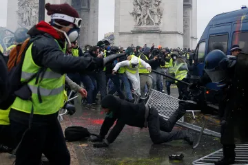 Podmíněné tresty za násilí proti žlutým vestám. Souzení policisté se hájí, že se pouze bránili