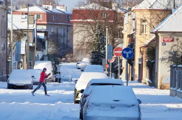 Ze západních Čech postupuje intenzivní sněžení, komplikuje dopravu