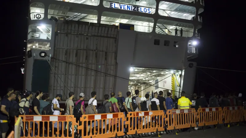 Uprchlíci stojí ve frontě před trajektem Eleftherios Venizelos