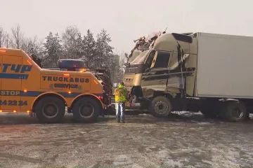 Sníh a led komplikovaly od rána dopravu. D1 na Vysočině jedenáct hodin stála