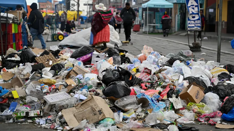 Odpadky na ulici ve městě El Alto