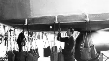 Umístění zátěžových vaků ke gondole před prvním letem vzducholodi Graf Zeppelin II.