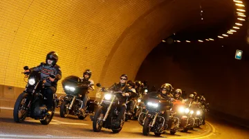 Spanilá jízda Harley-Davidson v centru Prahy