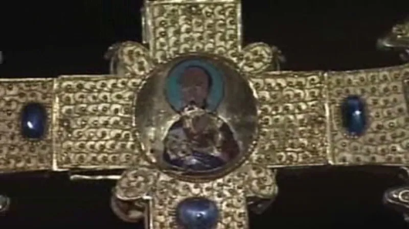 Relikvie kryje devšt emailových medailonů světců