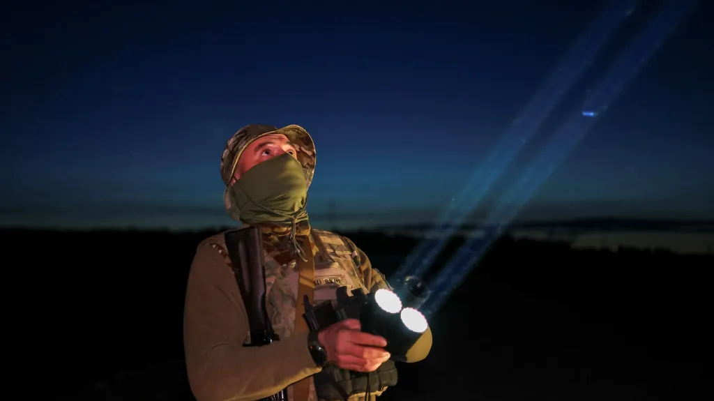 Ukrajinský voják z protidronové jednotky hledá na nočním nebi sebevražedné bezpilotní prostředky