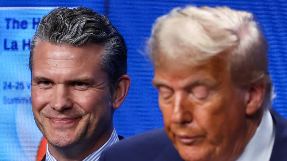 Americký ministr obrany Pete Hegseth (vlevo) vedle prezidenta USA Donalda Trumpa na summitu NATO v Haagu