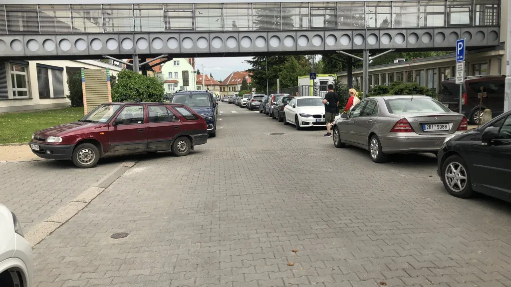 Parkování u Masarykova onkologického ústavu v Brně