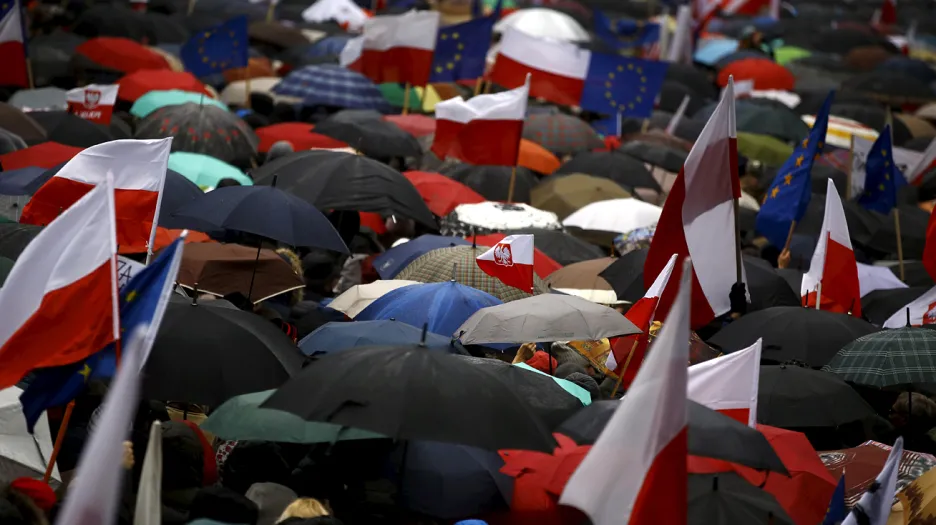 Poláci protestují proti posledním krokům konzervativní vlády