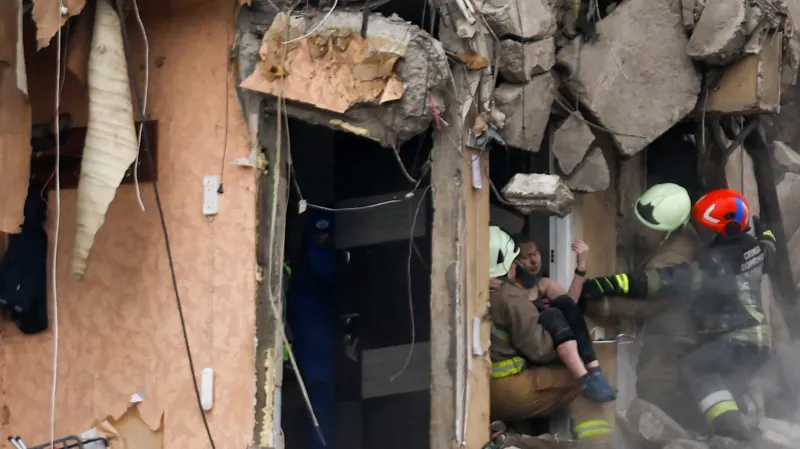 Dnipro po zásahu ruskou raketou 14. ledna 2023