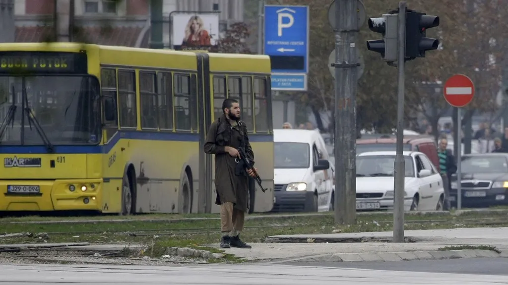 Střelec před americkou ambasádou v Sarajevu