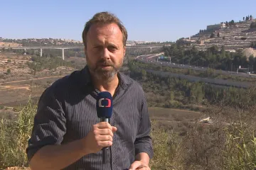 Výbuchy na autobusových zastávkách v Jeruzalémě zranily přes dvacet lidí, jeden zemřel