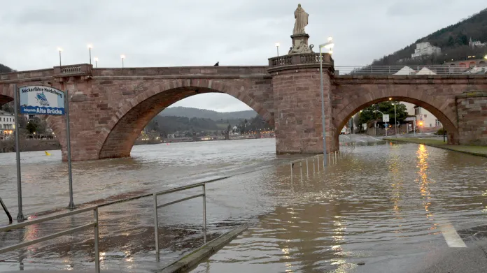 Rozvodněná řeka Neckar nedaleko Heidelbergu