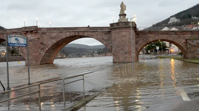 Rozvodněná řeka Neckar nedaleko Heidelbergu