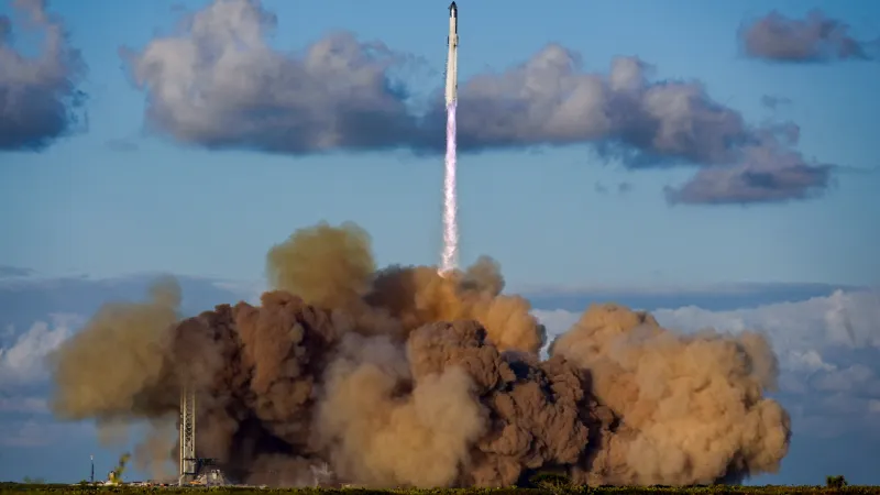 Kosmická loď Starship společnosti SpaceX při startu v Texasu