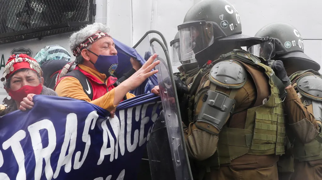 Demonstrace tradičních obyvatel v Chile proti výročí Kryštofa Kolumba