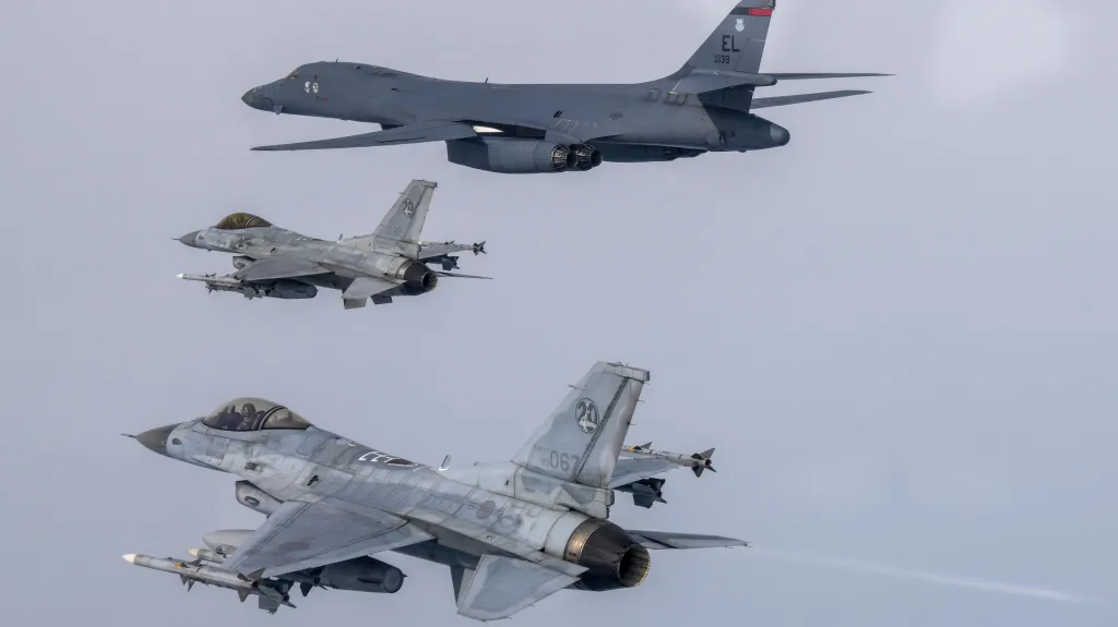 Americký bombardér B-1B a jihokorejské stíhačky KF-16 během vojenského cvičení