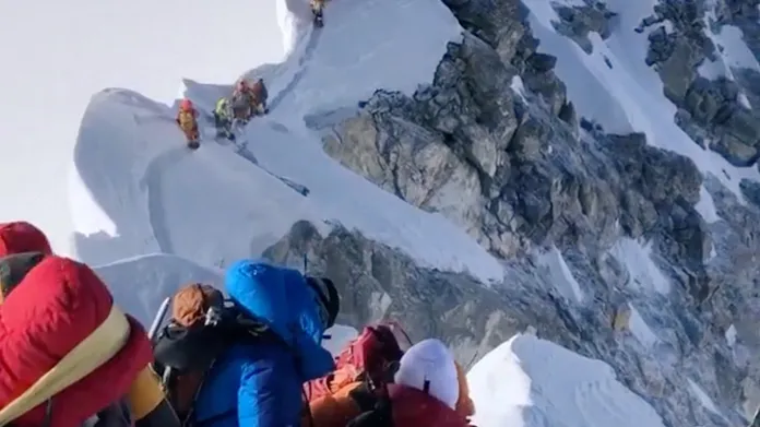 Fronta horolezců k vrcholku Mount Everestu