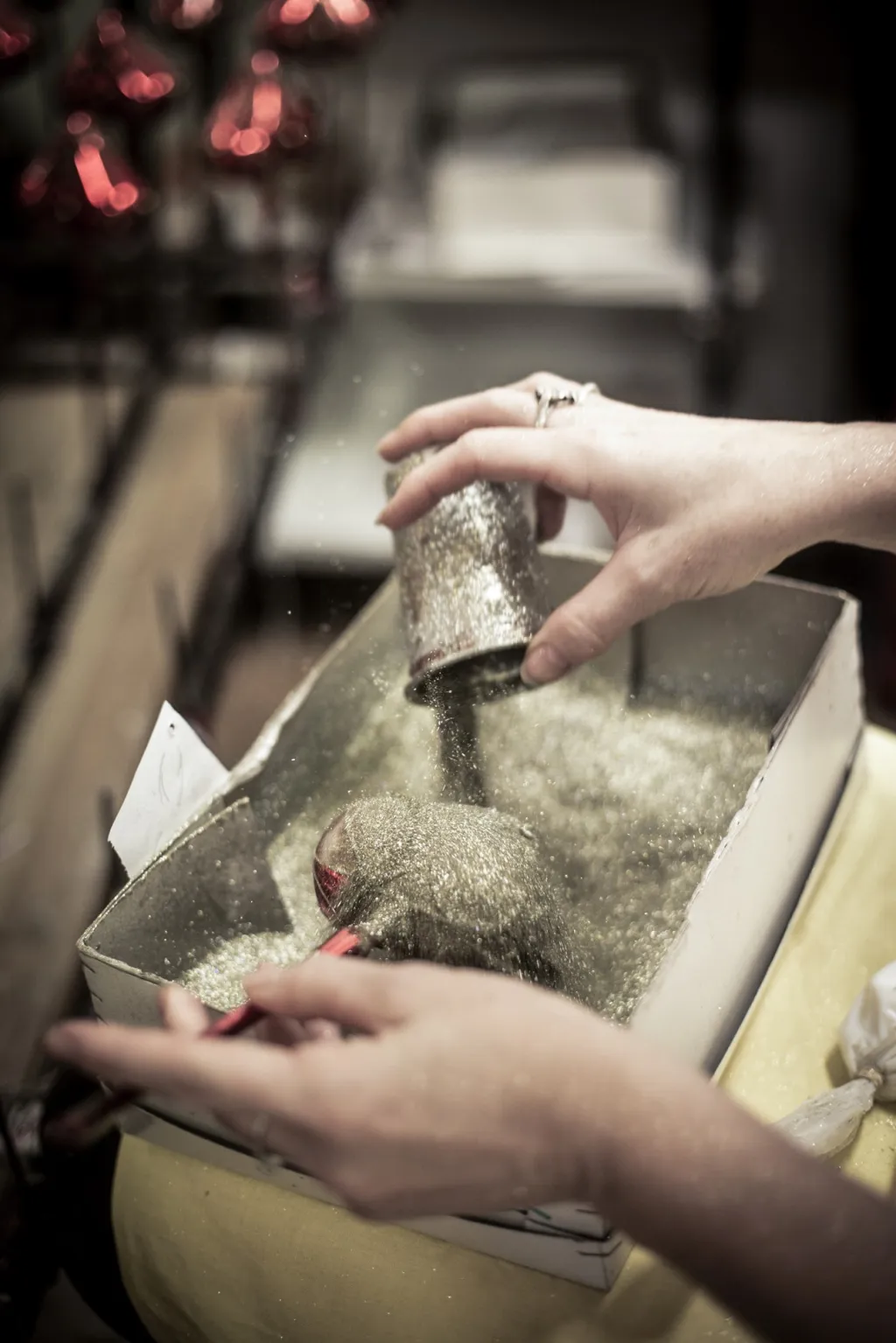 Kouzlo Vánoc se v krabici se zlatým prachem začíná postupně zhmotňovat