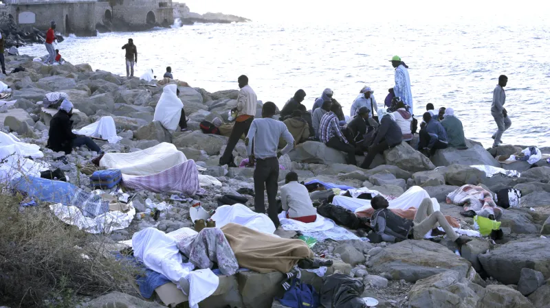 Uprchlíci na hranicích Francie a Itálie poblíž města Menton