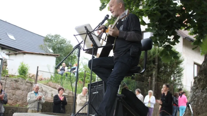 21. června jsem hrál v Tatobitech pod památnou lípou