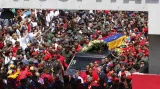 Rakev s ostatky Cháveze vyprovodily z nemocnice tisíce lidí