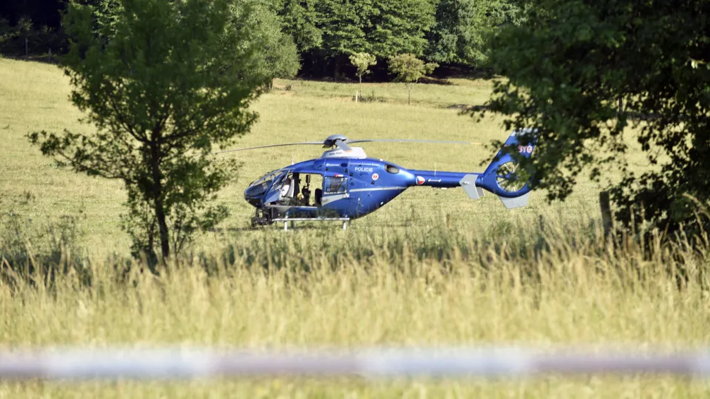 Policisté pátrali po lupičích i z vrtulníku
